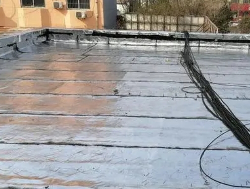 平顶山卫生间漏水维修公司分享下平顶山屋面楼顶防水刚性防水层施工要点。